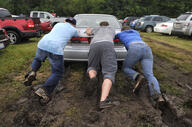 carpark field jeans mud multiplemale pushing stuck trainers // 950x630 // 681KB