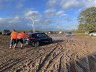 carpark field ford ford_fiesta mud pushing stuck uk // 2048x1536 // 576KB